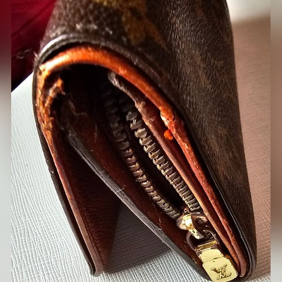 Louis Vuitton Monogram Wallet Authentic Logo GUC minor callouts in coin pouch - Picture 7 of 16